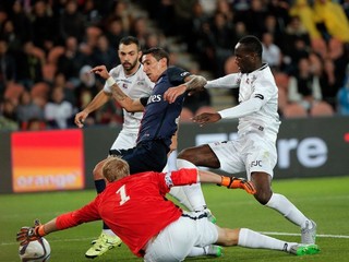 Ángel di María (v tmavomodrom) strieľa druhý z troch gólov Parížanov do siete Guingampu.