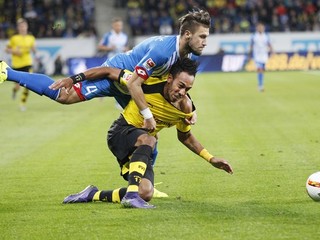 Pierre-Emerick Aubameyang z Dortmundu (dole) je tvrdo bránený Erminom Bičakčičom z Hoffenheimu.