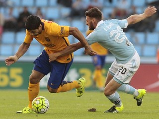 Luis Suarez z Barcelony (vľavo) v súboji so Sergiom Gomezom zo Celty Vigo.