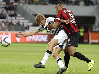 Clement Chantome z Bordeaux (vľavo) v súboji s Hatemom Ben Arfom z Nice.