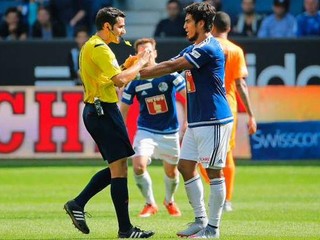 Rozhodca Fedayi San bol určite zaskočený neprimeranou reakciou Lezcana.