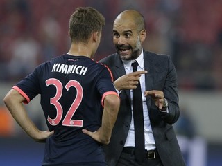 Pep Guardiola (vpravo) komunikuje so svojim zverencom Joshuom Kimmichom.
