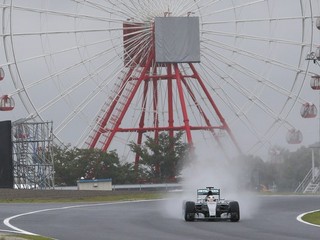 Víťazstvo na Veľkej cene Japonska obhajuje Lewis Hamilton. V piatok sa však spolu s ostatnými jazdcami musel počas voľného tréningu popasovať s dažďom.