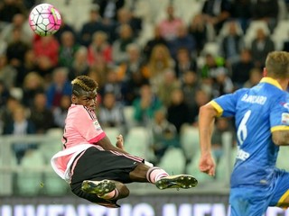 Juventus nezvíťazil ani počas týždňa doma nad Frosinone. Na snímke sa o akrobatické zakončenie pokúša Paul Pogba (vľavo).