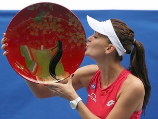 Agnieszka Radwanská bozkáva trofej za víťazstvo na turnaji v Tokiu.