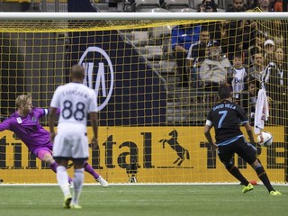 Futbalista New Yorku City David Villa (s číslom 7) strieľa z pokutového kopu víťazný gól do siete Vancouveru Whitecaps.