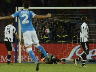 Hráči Juventusu Turín smútia po tom, ako Gianluigi Buffon inkasoval gól z kopačky Lorenza Insigneho.