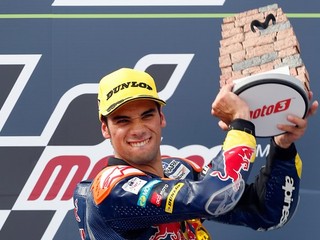 Miguel Oliveira sa teší zo zisku trofeje za víťazstvo na Veľkej cene Aragónska.