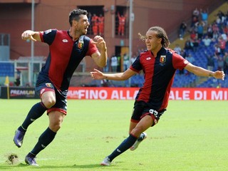 Blerim Džemaili z FC Janov (vľavo) oslavuje svoj gól do siete AC Miláno so svojim spoluhráčom Diegom Laxaltom.