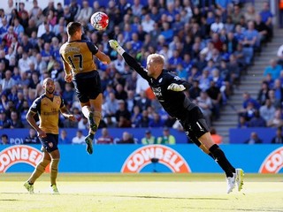 Alexis Sánchez (s číslom 17) dáva hlavou jeden zo svojich gólov do siete Leicesteru City.