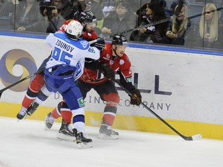 Proti Nižnekamsku nastúpili hráči Slovana pred vlastným publikom aj vlani na Štedrý deň. Aj preto hrali vtedy slovanisti v špeciálnych červených dresoch.