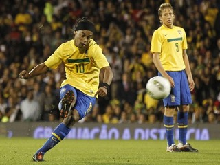 Ronaldinho (vľavo) patril na vrchole síl medzi najlepších futbalistov planéty.