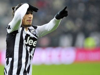Martin Cáceres si oblieka dres Juventusu Turín.