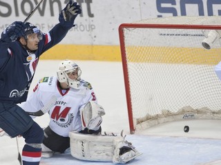 Anatolij Protaseňa sa teší z gólu svojho spoluhráča Ivana Švarného ešte počas priateľského zápasu s Metallurgom Novokuzneckom pred začiatkom novej sezóny KHL. Dres Slovana Bratislava si už Bielorus viac neoblečie.