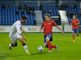 Sprava: Jakub Krč z FK Senica U19 a Lorenzo Carissonin z FC Turín U19 v úvodnom stretnutí prvého predkola.