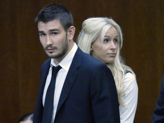 Na snímke z júla 2015 Vjačeslav Vojnov a jeho manželka Marta prichádzajú do súdnej siene v kalifornskom Torrance.