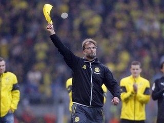 Takto sa Klopp lúčil s fanúšikmi Dortmundu po poslednom kole na domácom štadióne.