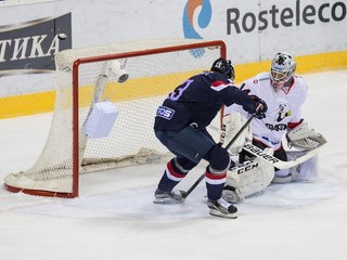 Václav Nedorost nedal gól ani z tejto šance, puk vyletel ponad hornú žrď bránky Vasilija Demčenka z Čeľabinska.