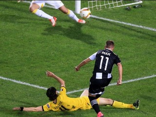 Róbert Mak (číslo 11) strieľa gól do siete Dortmundu.