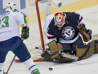 Brankár Slovana Barry Brust zasahuje pri šanci Dmitrija Makarova.