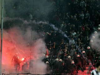 Členovia poriadkovej polície v kolízoo s fanúšikmi Dortmundu.