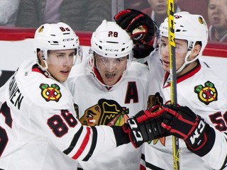 Marko Daňo (vpravo) sezónu v NHL v drese Chicaga Blackhawks nezačne.