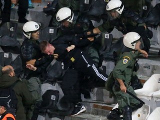 Zápas Európskej ligy medzi PAOK Solún a Borussiou Dortmund narušili výtržnosti fanúšikov.