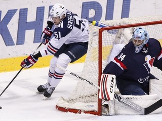 Hráč Magnitogorsku Alexej Bereglazov sa snaží spoza bránky prekvapiť brankára Slovana Michaela Garnetta.