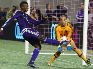 Futbalista Orlanda Bran Rochez (vľavo) sa dostáva do šance pred brankárom Montrealu Evanom Bushom.