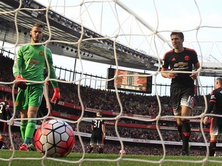 Brankár Manchestru United David De Gea (vľavo) až trikrát lovil loptu zo svojej siete.