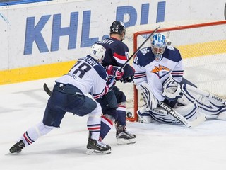 Slovan opäť ťahal za kratší koniec. Na snímke sa márne pokúša brankára Magnitogorsku prekonať kapitán Tomáš Surový.