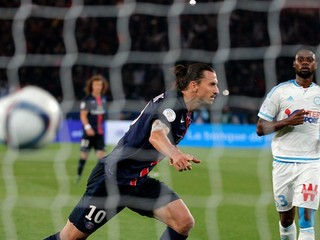 Zlatan Ibrahimovič strieľa jeden zo svojich dvoch gólov do siete Olympique Marseille.