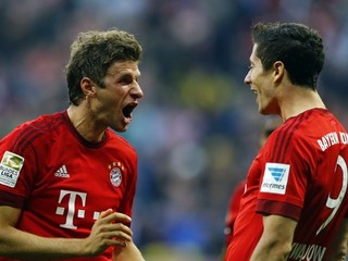 Robert Lewandowski (vpravo) sa teší z gólu so spoluhráčom Thomasom Müllerom.