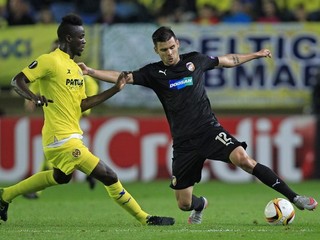 Mchal Ďuriš (vpravo) z Viktorie Plzeň v súboji s Ericom Baillym z Villarealu v zápase Európskej ligy.