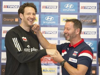 Tréner slovenskej volejbalovej reprezentácie Alberto Giuliani zo žartu hrozí päsťou koučovi Poľska a svojmu kamarátovi Stéphanovi Antigovi.