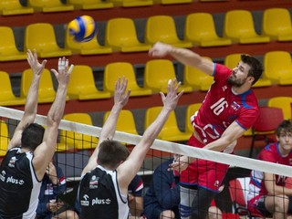Slovenskí volejbalisti odohrali prvý z dvojice vzájomných duelov s Poľskom v pondelok. Prehrali 1:3. Na snímke sa dvojica Rafal Buszek (vľavo) a Mateusz Bieniek snaží zblokovať smeč Petra Michaloviča.