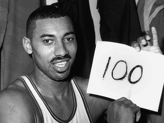 Na archívnej fotografii z 2. marca 1962 sa basketbalista Wilt Chamberlain pýši svojim unikátnym zápisom - v stretnutí NBA zaznamenal sto bodov.