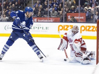 Richard Pánik (vľavo) strávil v Toronte Maple Leafs celú minulú sezónu. Na snímke zakončuje v šanci do brankára Detroitu Red Wings Petra Mrázka.