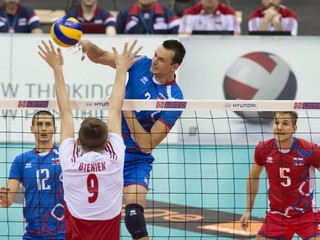 Poliak Mateusz Bieniek sa snaží zablokovať smeč Emanuela Kohúta.