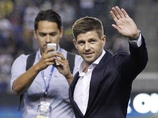 Steven Gerrard sa predstavil fanúšikom v Los Angeles.