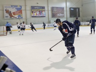 Úvodnú tréningovú jednotku na ľade absolvovalo 18 hráčov.