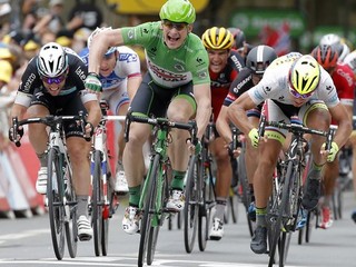 Peter Sagan (vpravo v žltej prilbe) prehral vo finiši iba s Andrém Greipelom.