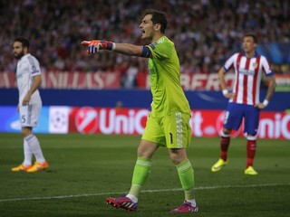 Iker Casillas diriguje svojich spoluhráčov z Realu. V budúcej sezóne však už zrejme v Madride pôsobiť nebude.