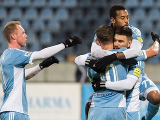Futbalisti ŠK Slovan Bratislava majú postup prakticky istý - v prvom zápase vyhrali na ihrisku súpera 6:0.