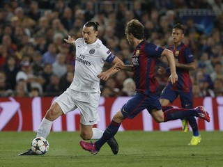 Zlatan Ibrahimovič (vľavo) preniká s loptou v zápase štvrťfinále Ligy majstrov cez hráča FC Barcelona Ivana Rakitiča.