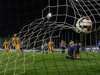 Na prvé ligové góly v novom ročníku si budú musieť fanúšikovia v Serii B počkať o dva týždne viac.