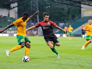 Hráč Žiliny Ernest Mabouka (vľavo) sa snaží odcentrovať cez brániaceho Stevena McCullougha.