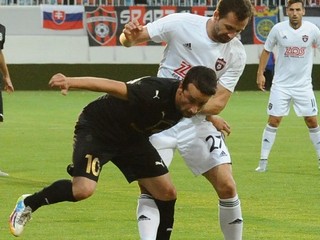 Olimpic Sarajevo (v čiernom) bol veľmi nepríjemným súperom, Trnavčania však náročnú prekážku zdolali.