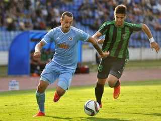 Adam Zreľák zo Slovana (vľavo) preniká popri hráčovi College Europa Hrvoje Plazaničovi.