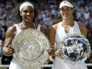 Serena Williamsová (vľavo) vyhrala vo finále Wimbledonu nad Španielkou Garbine Muguruzovou-Blancovou.
